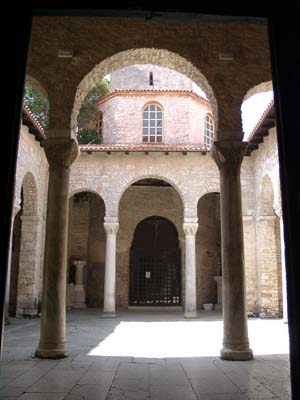Atrium und Baptisterium