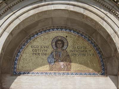 Mosaik am Eingang zur Basilika